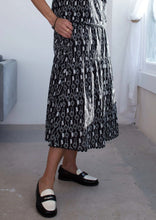 Load image into Gallery viewer, Zou Zou Skirt Pixie Daisy in Caviar
