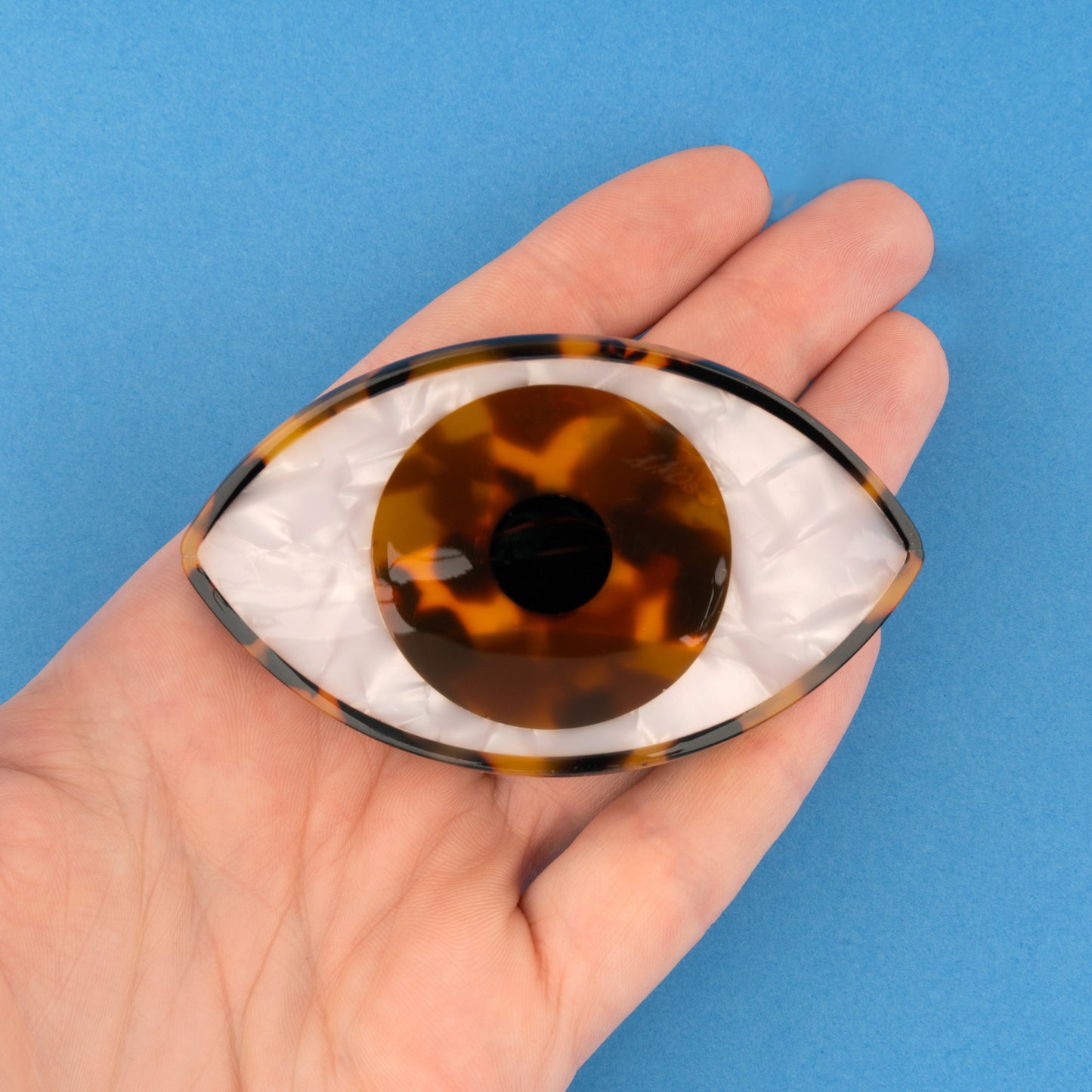 Eye Hair Claw in Brown