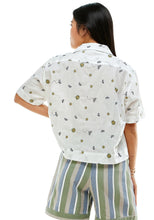 Load image into Gallery viewer, Sandoval Boxy Crop Shirt in Bee That Embroidery
